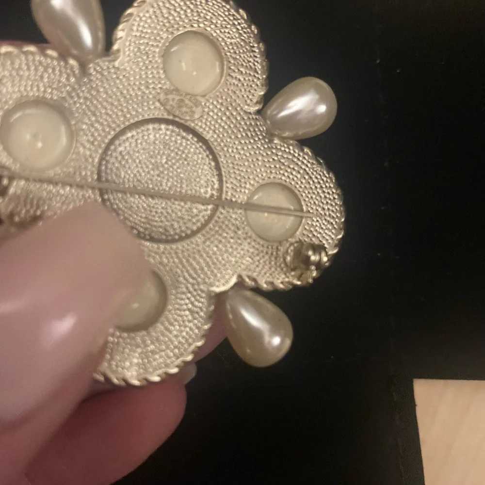 Vintage CHANEL 2018 Autumn Faux Pearl & Resin CC Logo Brooch Pin - Picture 5 of 13